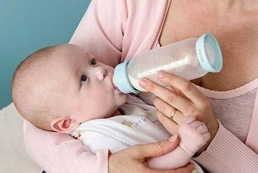 婴儿喂奶时的护理要点